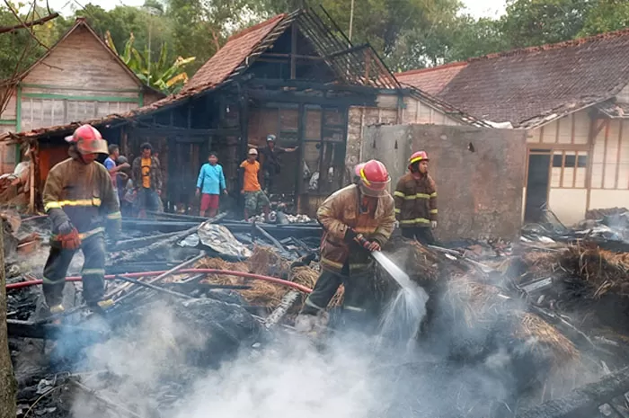 Tragis! Dua Rumah Balongasri Blora Terbakar, Sapi Dan Kambing Ikut ...