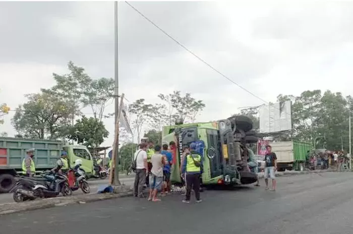 Terulang Lagi, Truk Muat Obat Terguling Di Jalan Lingkar Salatiga ...