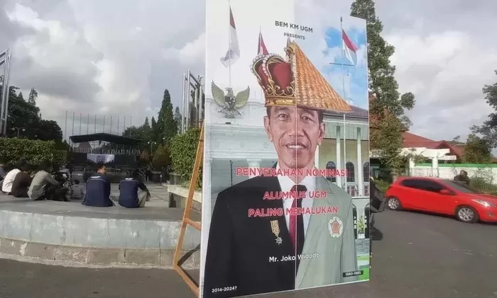 Viral! BEM UGM Pasang Baliho Nobatkan Jokowi Sebagai Alumnus Paling ...