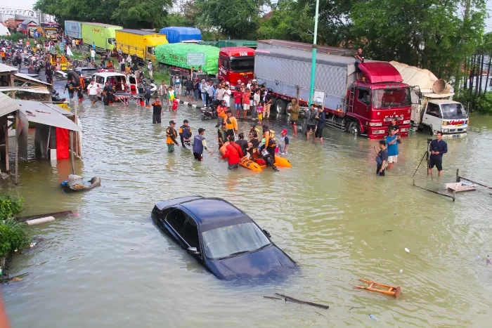 Update Banjir Jalur Pantura Kudus-Semarang: Lalu Lintas Lumpuh Total ...