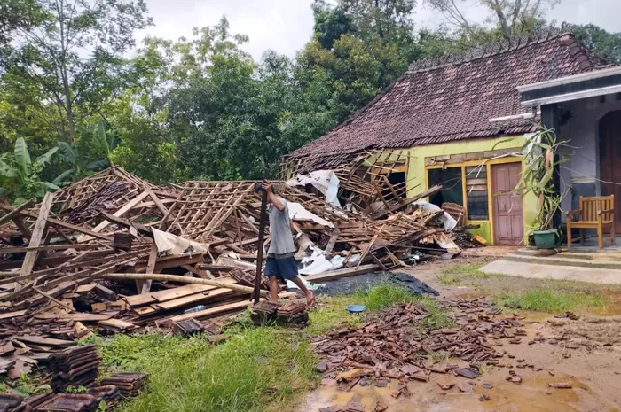 Bruk… Satu Rumah Warga Di Tahunan Jepara Remuk Usai Dihantam Hujan ...