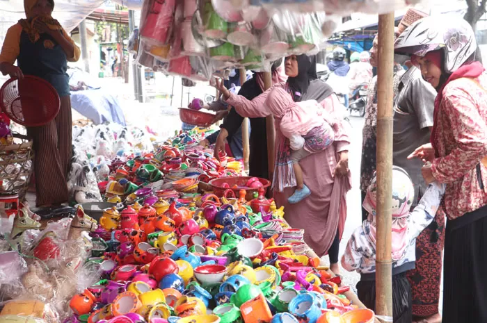 Sambut Ramadan, Penjual Kreweng Mulai Padati Jalan Sunan Kudus Untuk ...