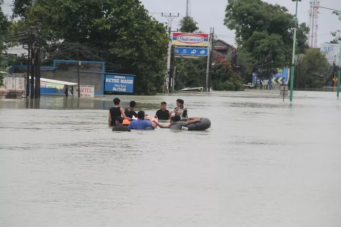 Potret Lumpuhnya Jalan Pantura Usai Tanggul Sungai Wulan Di Demak Jebol ...