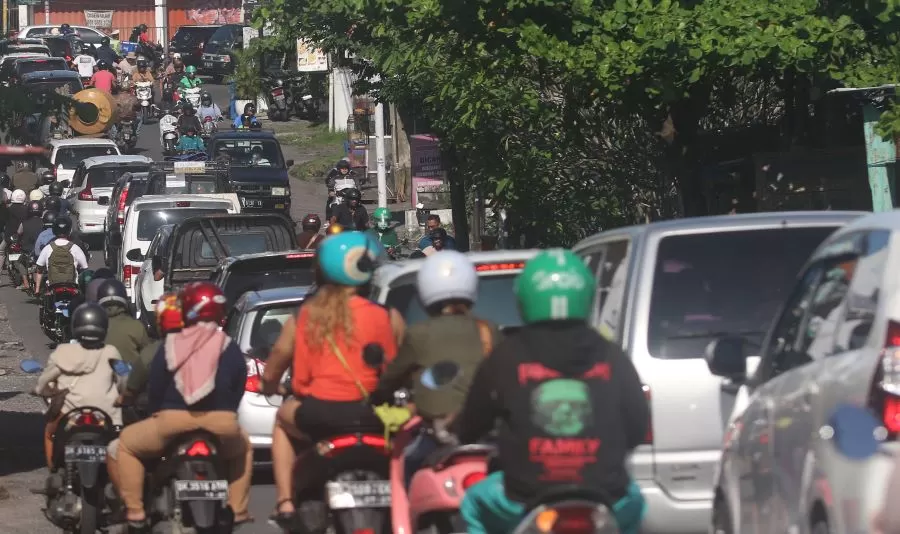 Padat Merayap Hingga Macet, Canggu Dan Dalung Rawan Kemacetan - Radar Bali