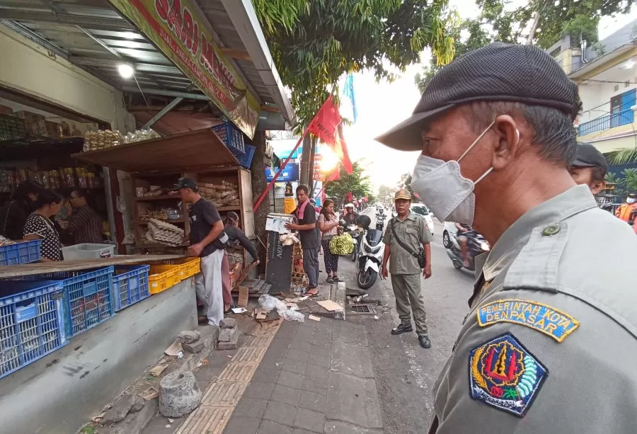 Duh Pedagang Tumpah Jualan Di Trotoar Kawasan Pasar Sanglah Ditertibkan Begini Alasan Satpol 9916