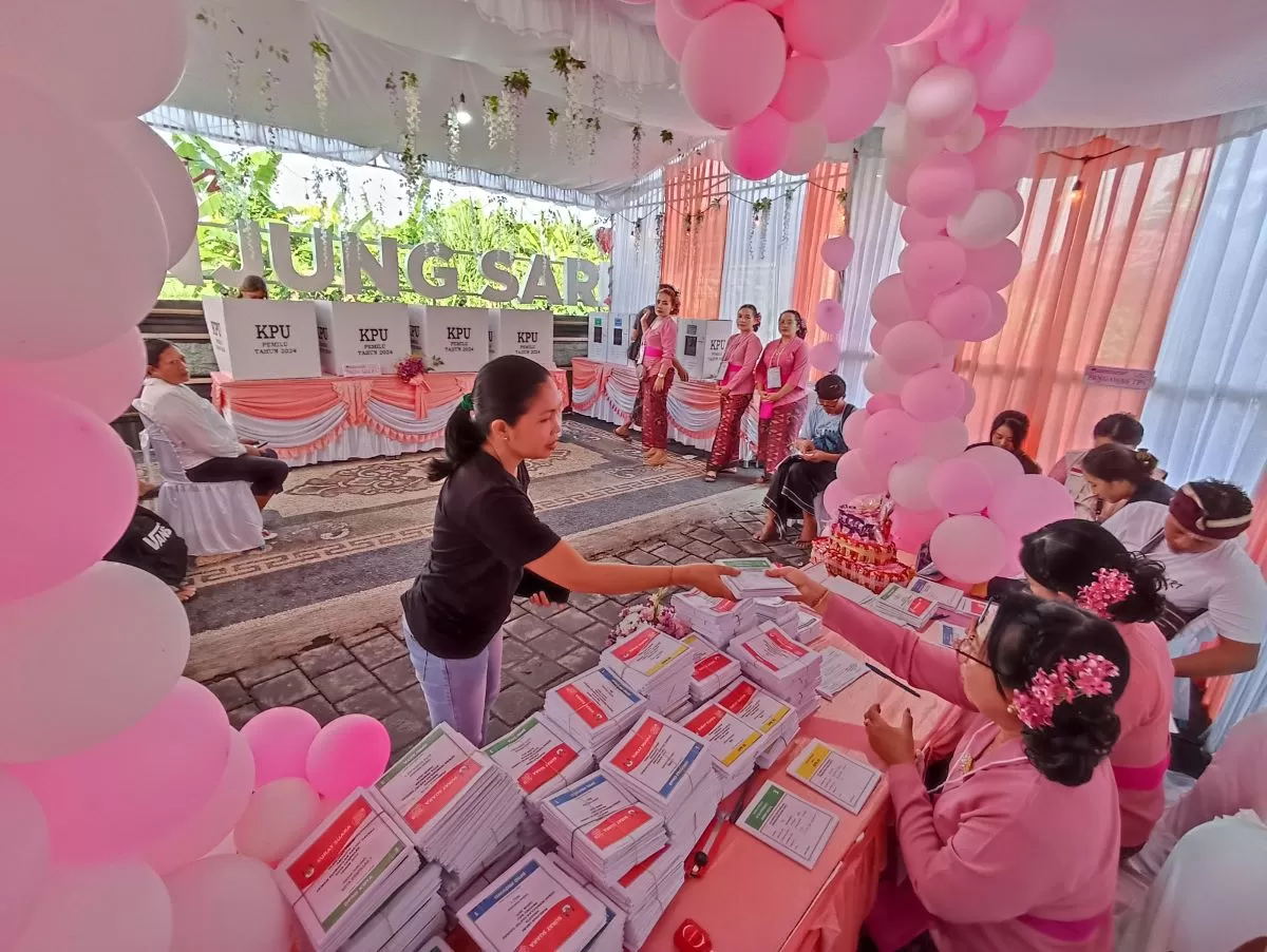 Unik, TPS Berkonsep Valentine (Hari Kasih Sayang) , Petugas Semua Peremouan, 100 Pemilih Pertama dapat Cokelat dan Permen - Radar Bali
