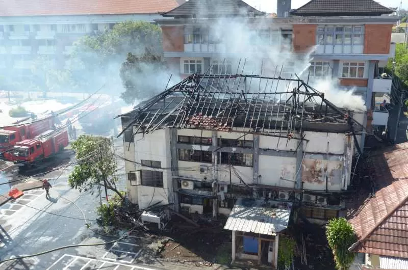 Panik, Staf Berhamburan, Gedung GDLN Unud Terbakar, Ini Kronologi  Kejadiannya - Radar Bali