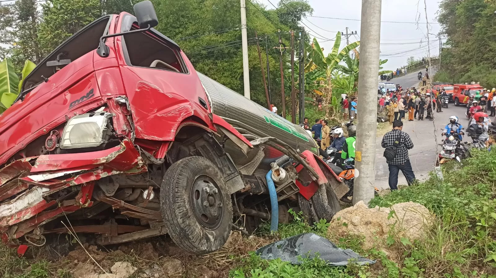 Polisi Beber Kronologi Truk Tangki Rem Blong Hajar Mobil Dan 3 Motor Di ...