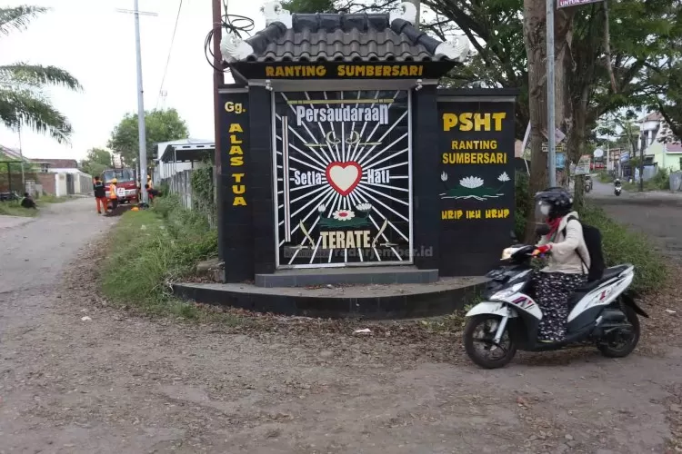 Polda Jatim Pastikan Penertiban Tugu Perguruan Silat Berlanjut - Radar ...