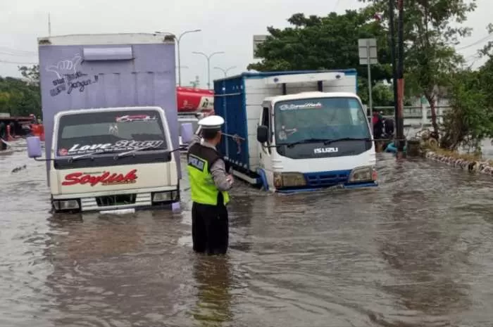 Hujan Deras, Jalan Sepanjang Exit Tol Kaligawe Hingga RSI Sultan Agung ...