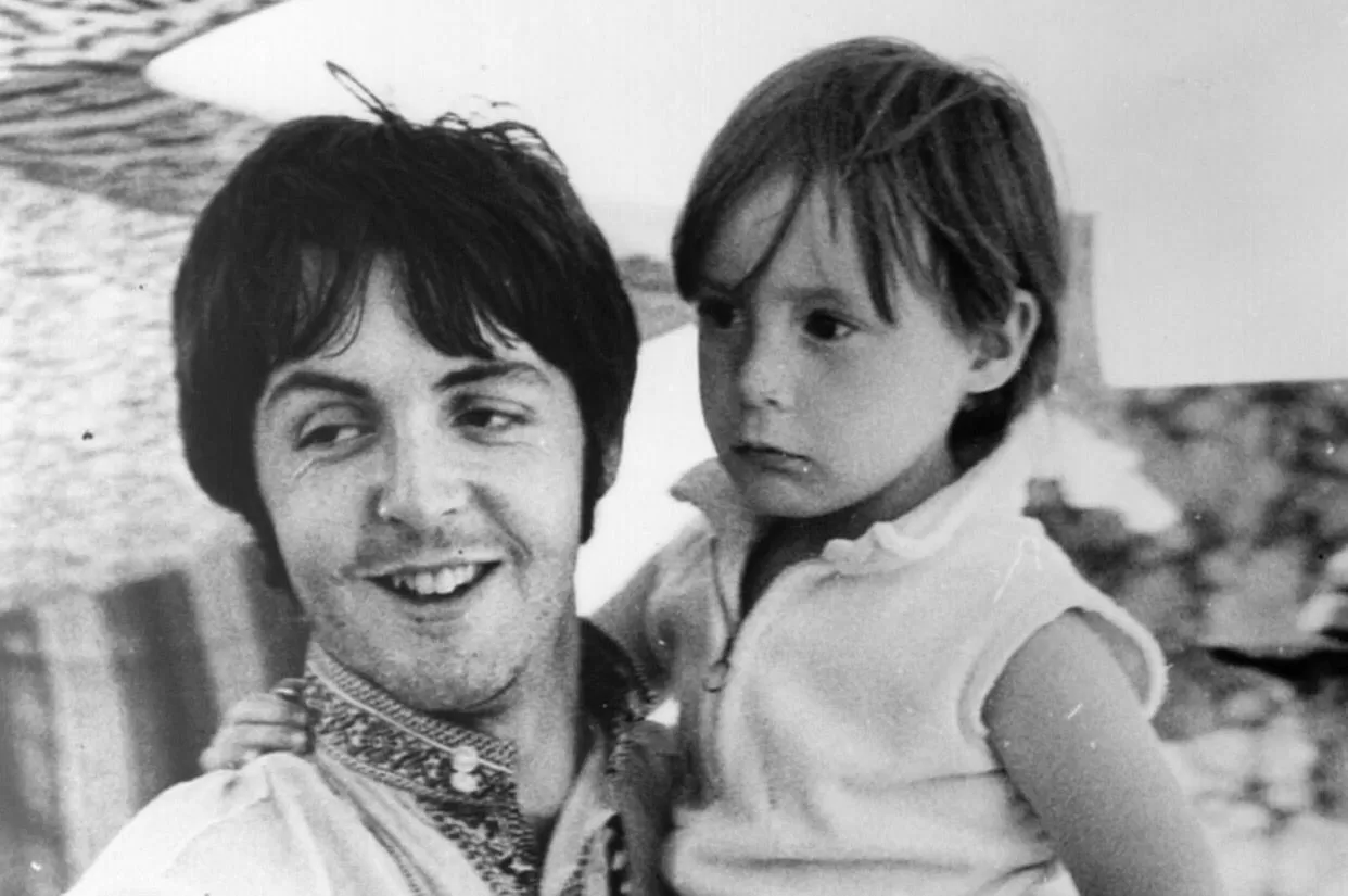 Kisah fashion john lennon dan paul mccartney