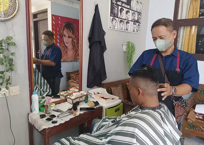 Pelanggan Edi Sixam Sejak Buka Usaha Pangkas Rambut Mulai Artis Nasional Hingga Pejabat Radar 
