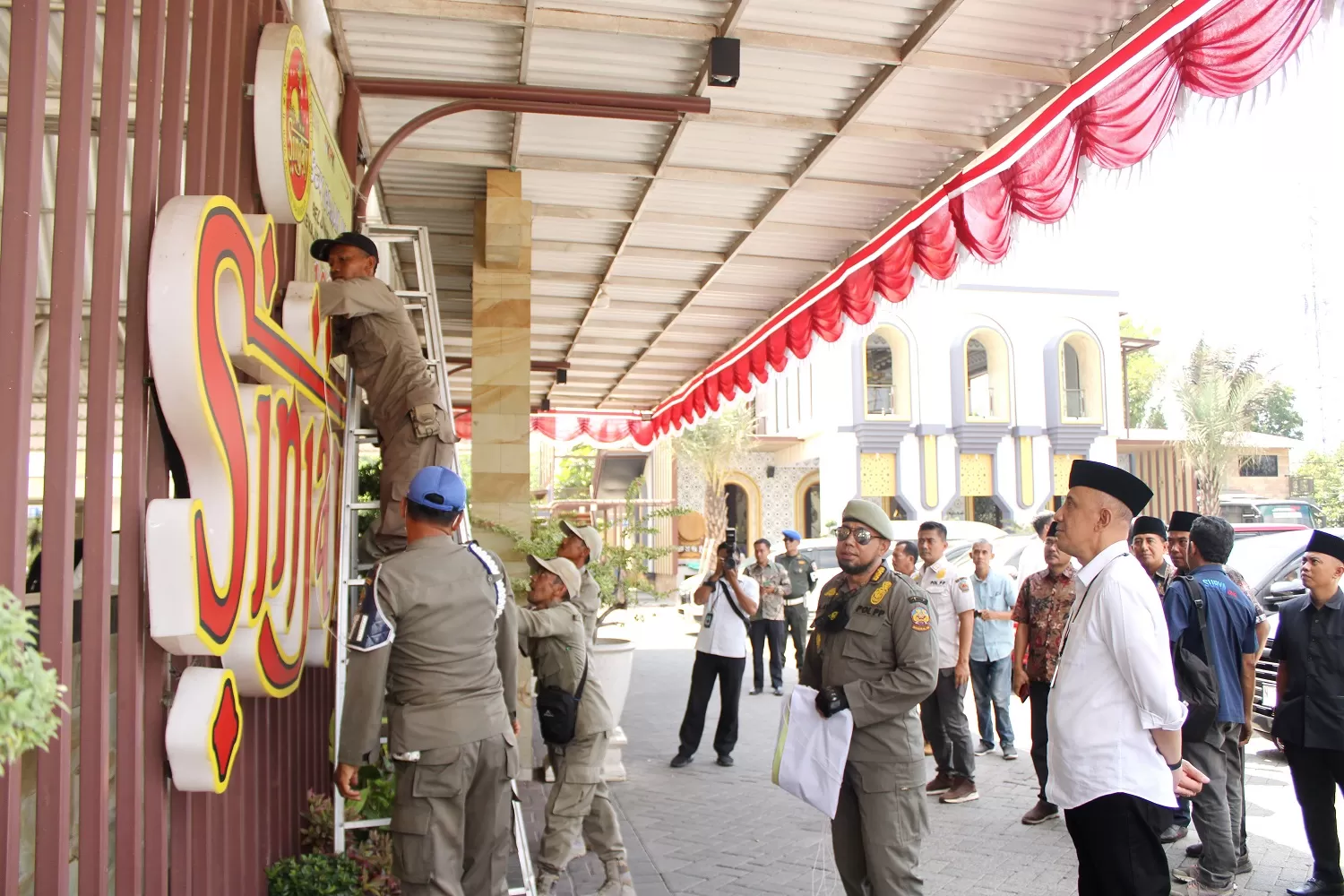 Puluhan Rumah Makan Abai Bayar Pajak, Pemkab Bangkalan Pasang Spanduk ...