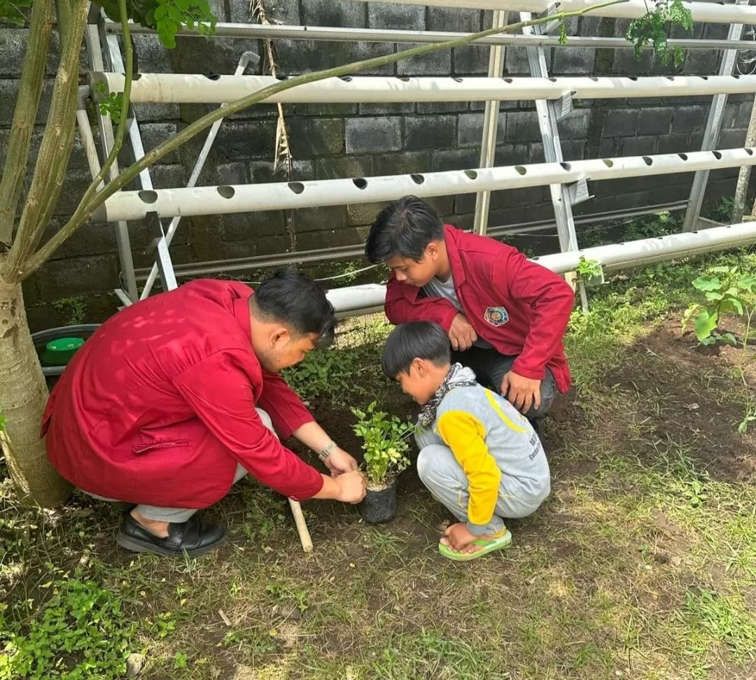 Program Go Green yang dilakukan mahasiswa Kelompok PMM 28 UMM dengan tanaman produktif. (ANTO UNTUK JPRM)