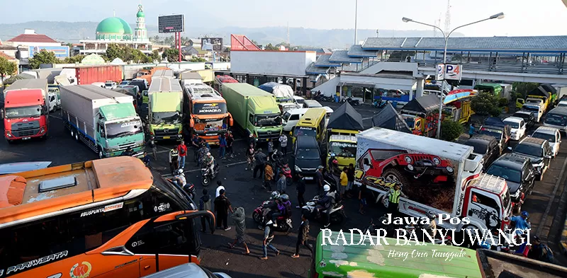 Jelang Libur Panjang, Pelabuhan Ketapang Dipenuhi Wisatawan Hendak ...