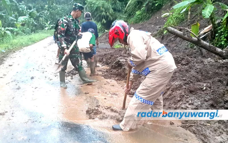 Tebing Di Desa Segobang Longsor, Akses Jalan Menuju Desa Kluncing ...