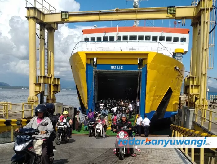 Sepekan Berlayar Jangkar-Lombok Rugi Terus, KMP Jambo Dan Jatra II ...