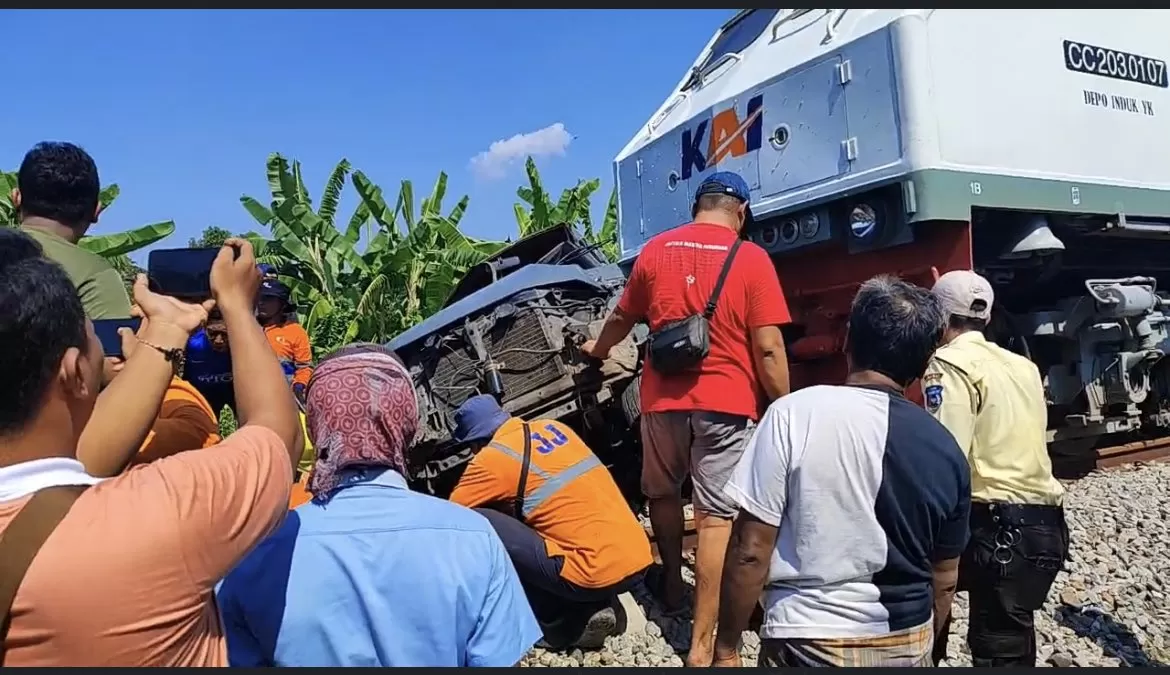 Kereta Api Pandalungan Tabrak Mobil Di Petak Stasiun Pasuruan-Rejoso ...