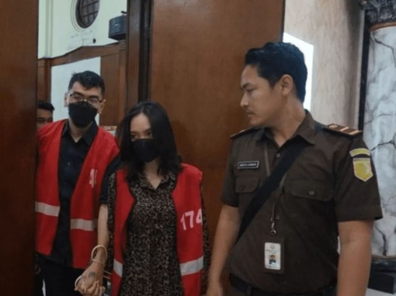 Kasus Video Syur Kebaya Merah: Hakim Tunda Sidang Tuntutan karena Jaksa Tak  Siap - Radar Surabaya