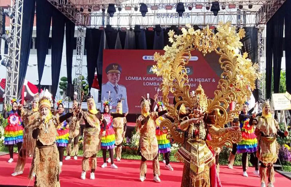 Awarding Lomba Kampung Surabaya Hebat Berkontribusi Mengurangi