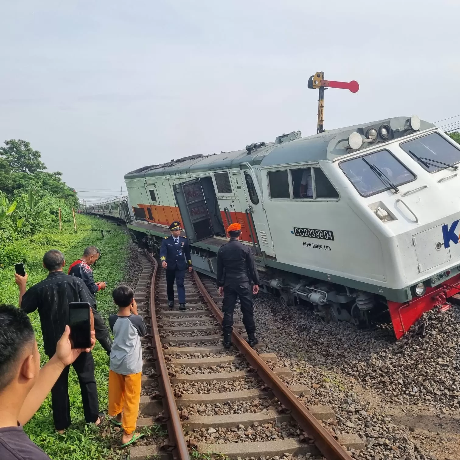 Kereta Pandhalungan Relasi Jember Jakarta Anjlok Di Dekat Stasiun ...