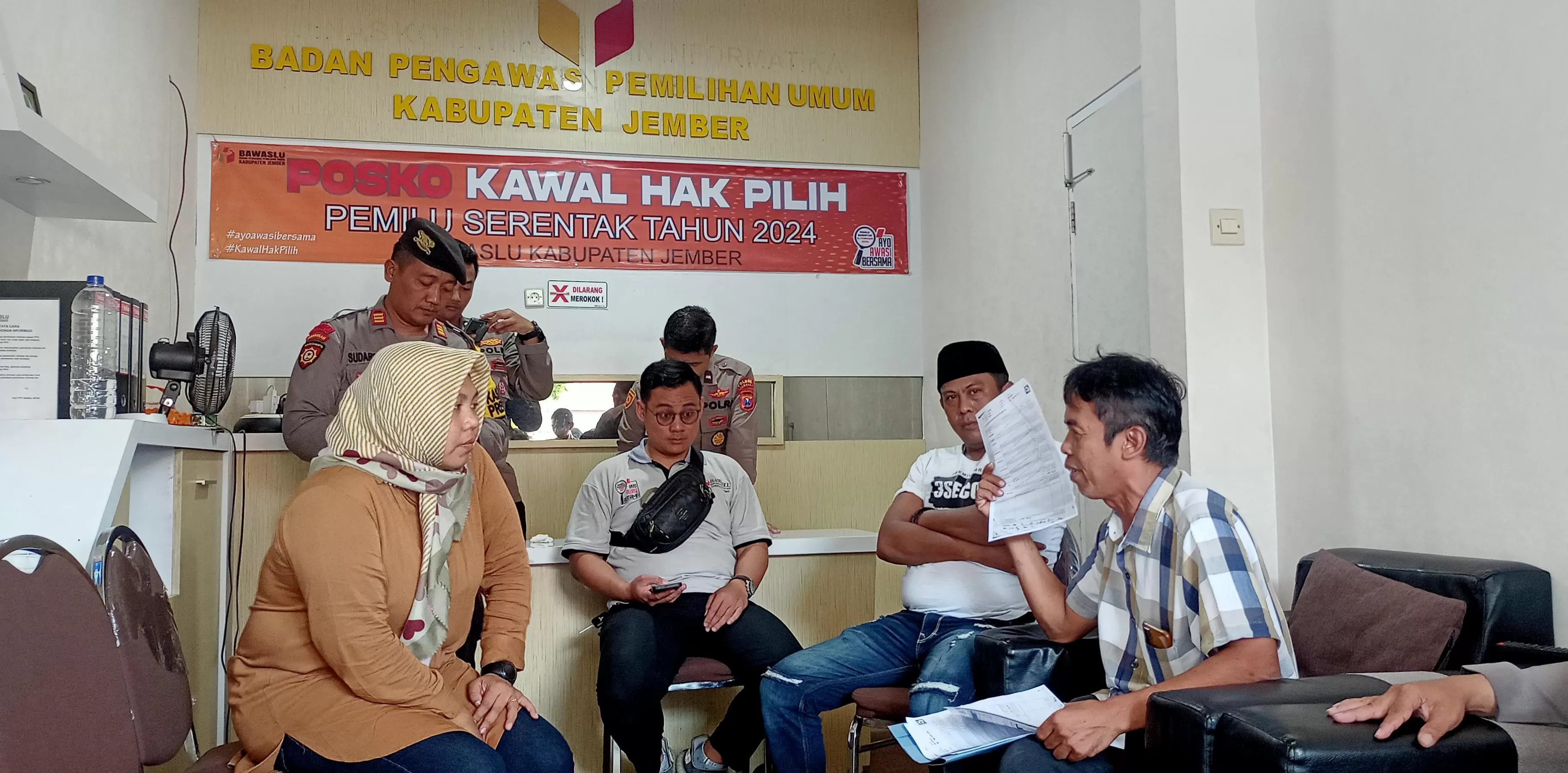 MAULANA/RADAR JEMBER CARI KEADILAN: Jumadi, saat bertandang ke Kantor Bawaslu Jember beserta masanya, untuk melaporkan dugaan kecurangan yang dialaminya, Jumat petang (16/2). 