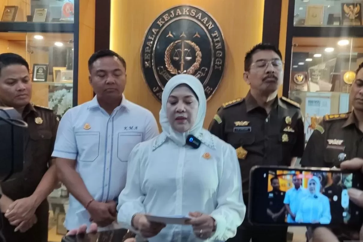 Kepala Kejaksaan Tinggi (Kejati) Jawa Timur, Mia Miati, saat memberikan keterangan di Kantor Kejati Jatim, Surabaya, Senin (1/10). (ANTARA/ Faizal Falakki)