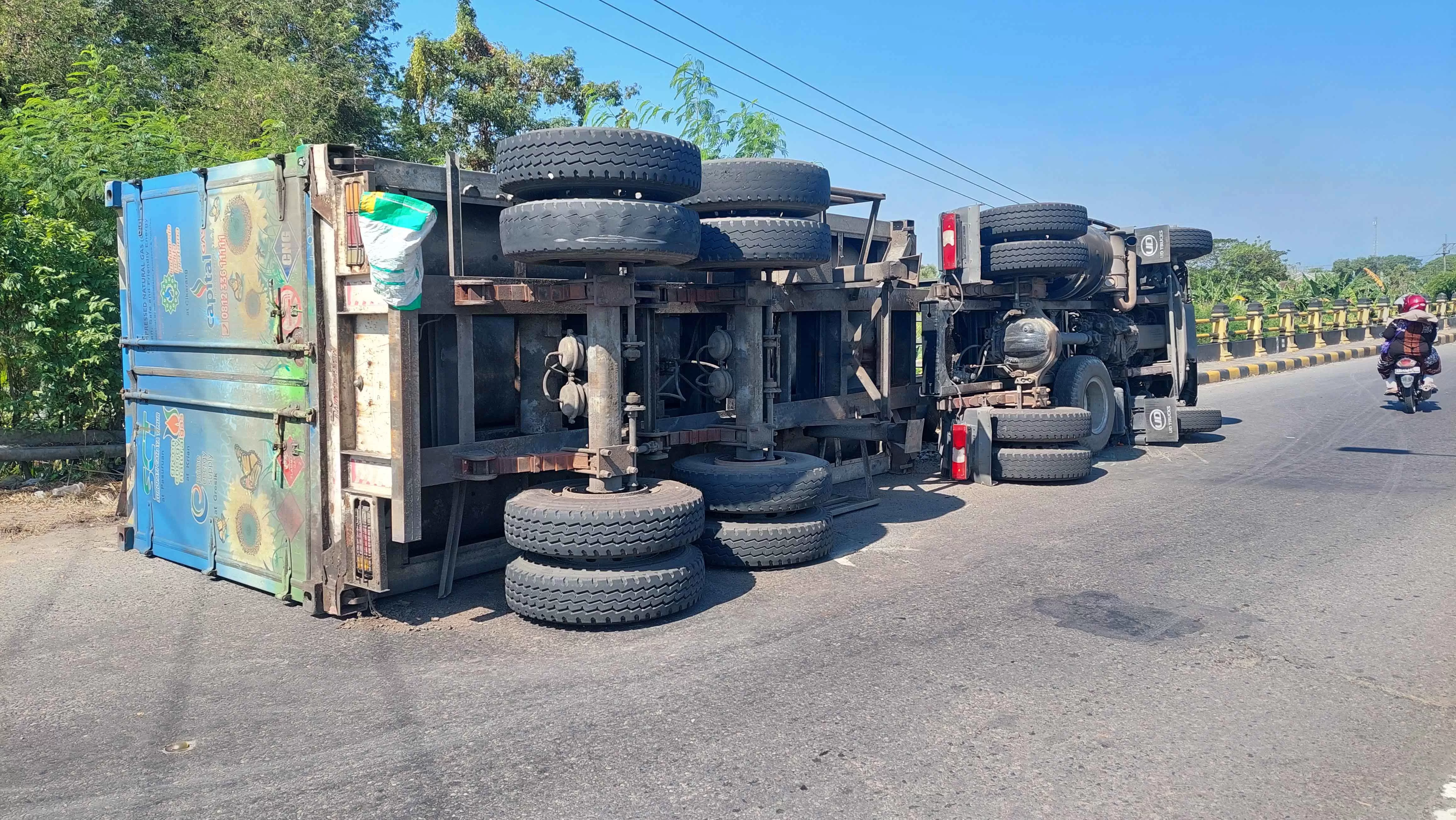 Sopir Ngantuk, Truk Trailer Terguling Di Ring Road Kota Madiun - Radar ...