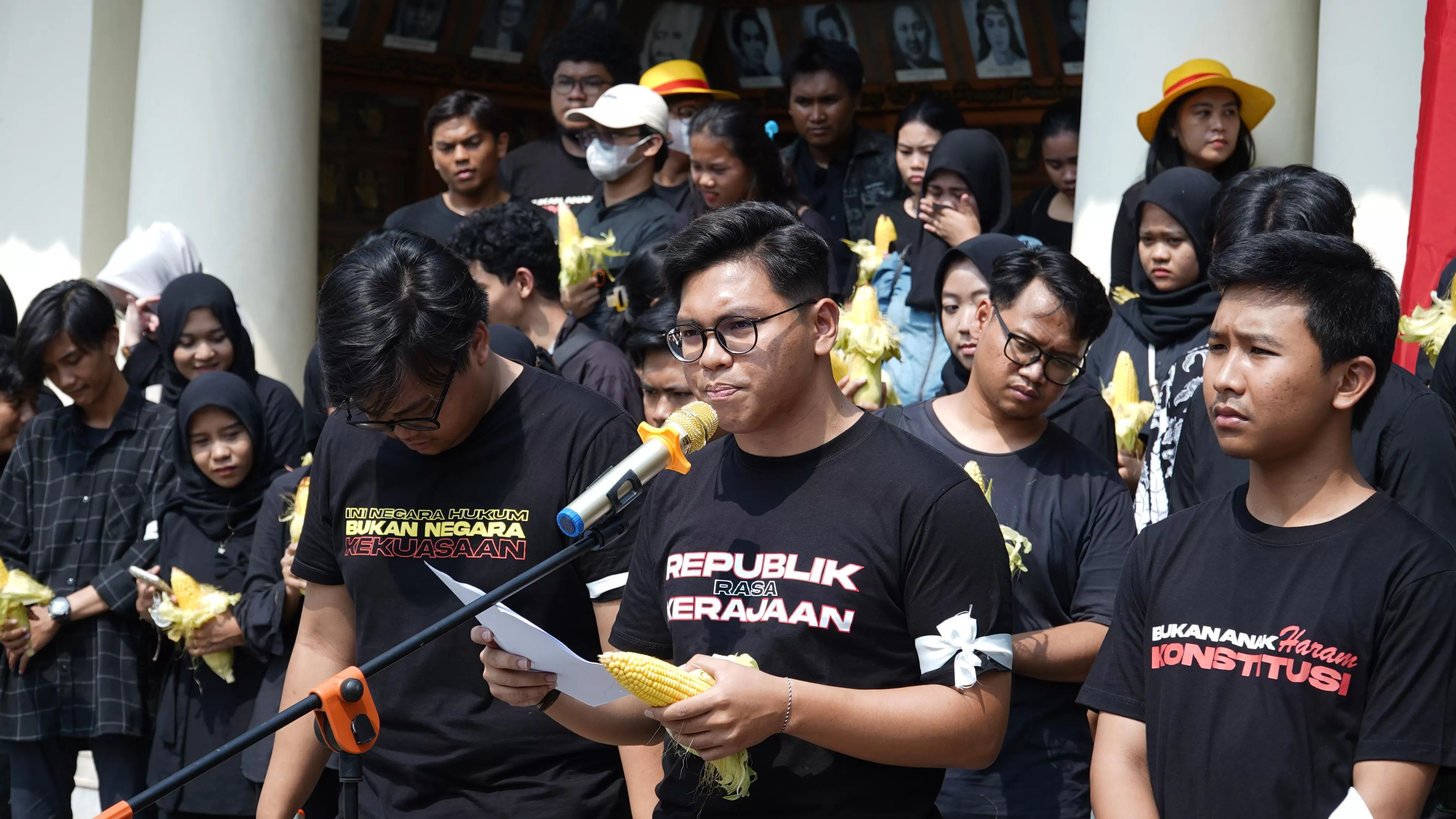 Seruan Gabungan BEM Kampus Di Indonesia: Jangan Kebiri Demokrasi Yang ...