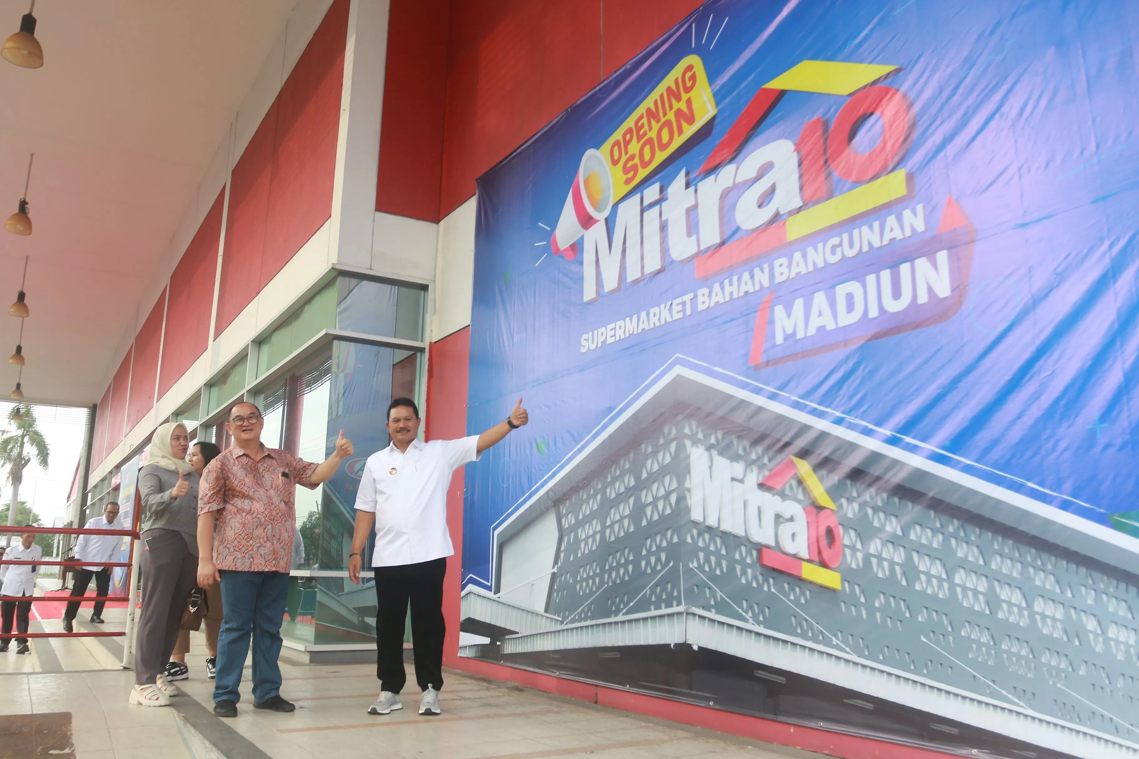 MOU: Wali Kota Maidi bersama perwakilan PT CMSS selaku pengelola Mitra10 usai meneken kerja sama di halaman gedung eks-Transmart Madiun, Rabu (24/4). (BAGAS BIMANTARA/RADAR MADIUN)