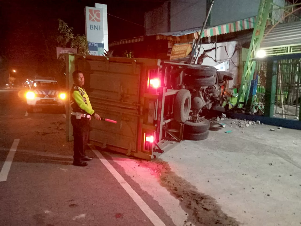 Sopir Mengantuk, Kernet Ganti Mengemudi, Truk Box Tabrak Ruko Hingga ...