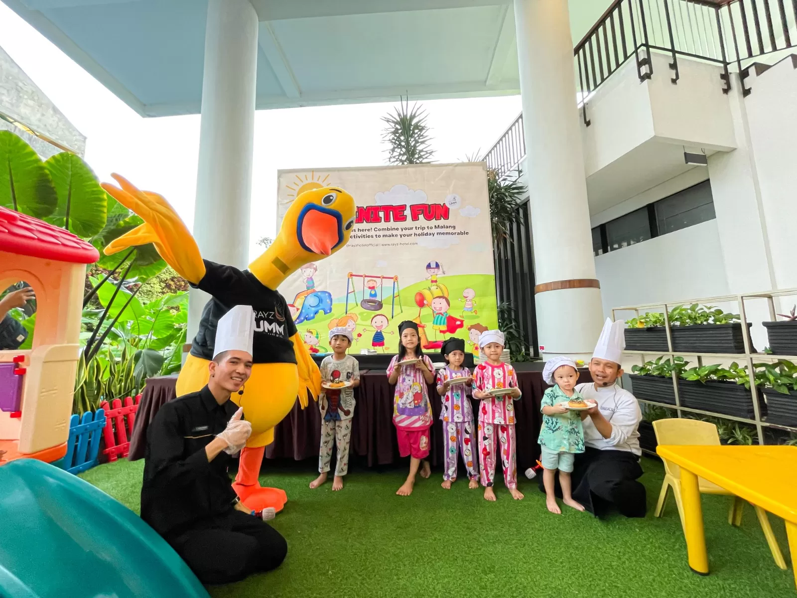 Seru. Menjelang Hari Anak Nasional 2023, Rayz UMM Hotel Malang gelar Festival Hari Anak dengan berbagai macam aktifitas seru yang bisa diikuti oleh anak-anak.