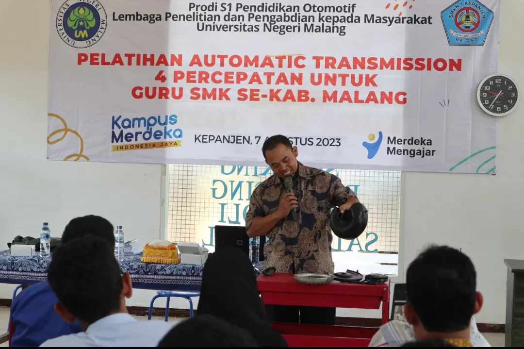 UM beri materi teori dan praktik transmisi otomatis (AT) untuk SMK se-Kabupaten Malang