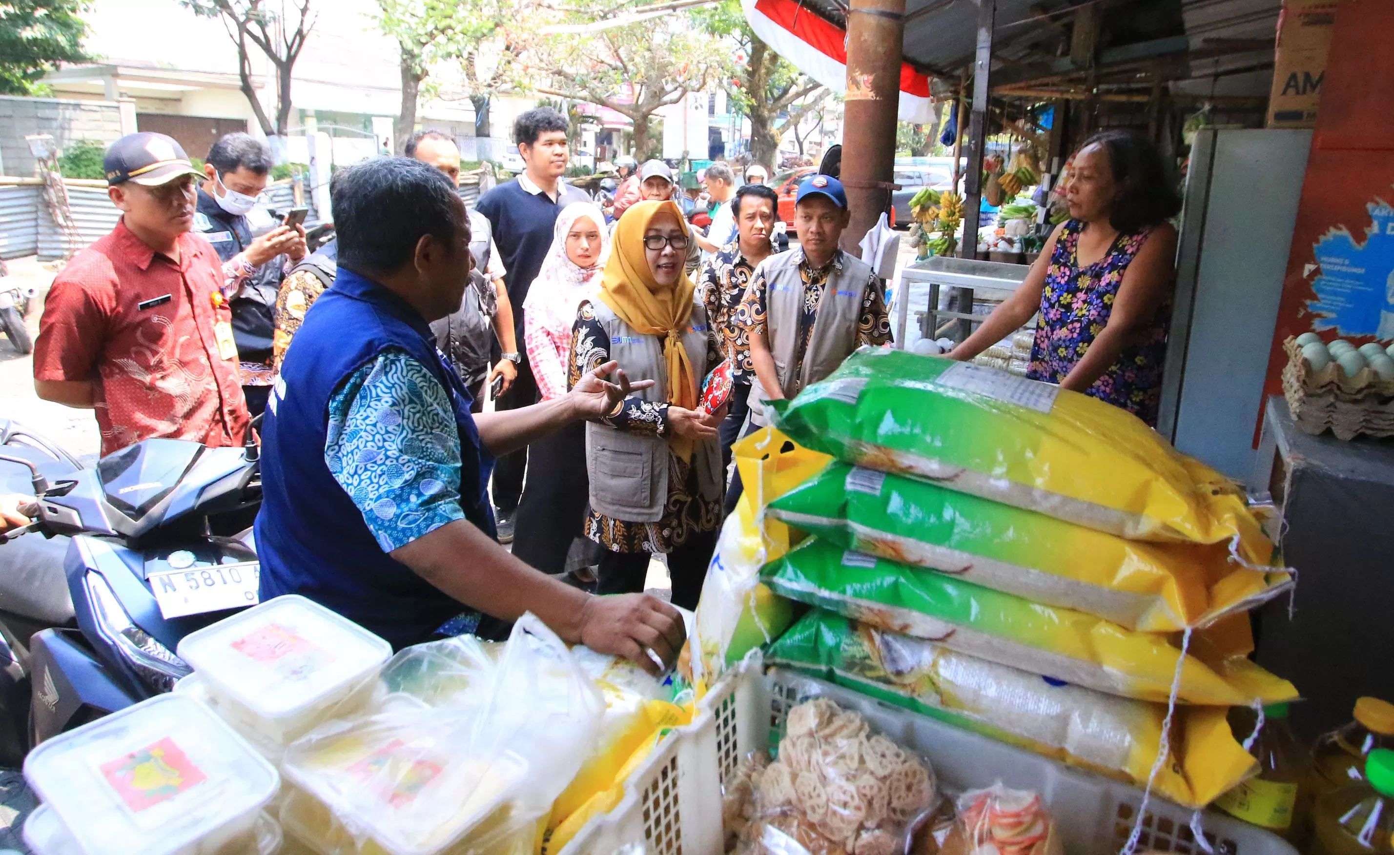 Kendalikan Harga, Bulog Pasok Beras 17 Pasar Di Malang - Radar Malang