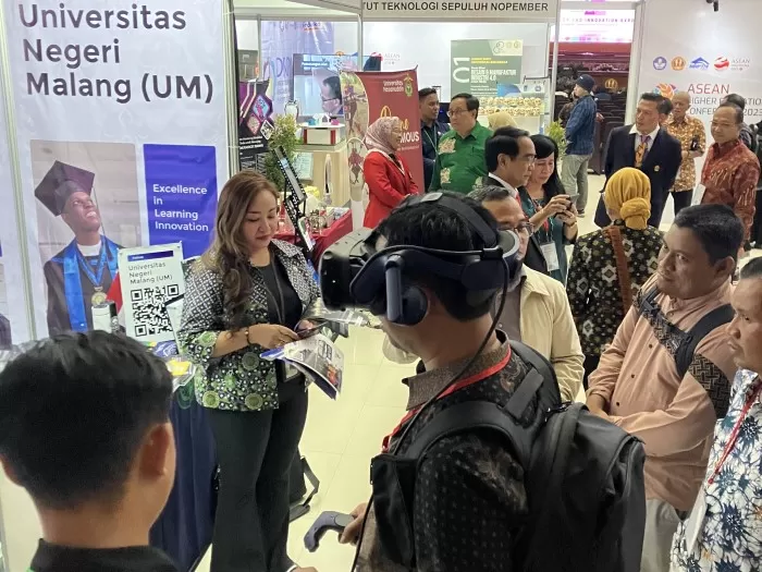 Antusiasme peserta ASEAN Higher Education Conference and Expo mendatangi booth Universitas Negeri Malang di Unpad Bandung. (UM for Radar Malang)