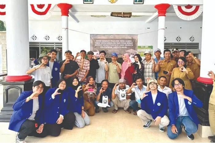 MENGABDI: Tim PKM Bioteknologi UM bersama peternak dan perangkat Desa Tempursari, Kecamatan Donomulyo, Kabupaten Malang. (Bioteknologi UM for Radar Malang)