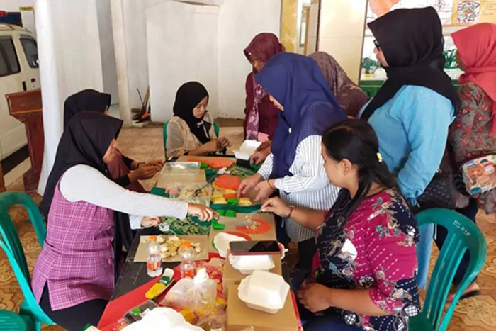 PKK Desa Pait Kasembon Malang menjalani pelatihan pancake durian dengan trainer Departemen Pendidikan Luar Sekolah UM 