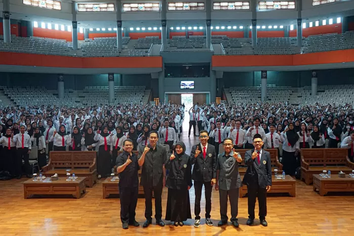 Jajaran rektorat Universitas Negeri Malang bersama seribu lebih mahasiswa PPG gelombang 1 2023 (UM for Radar Malang)