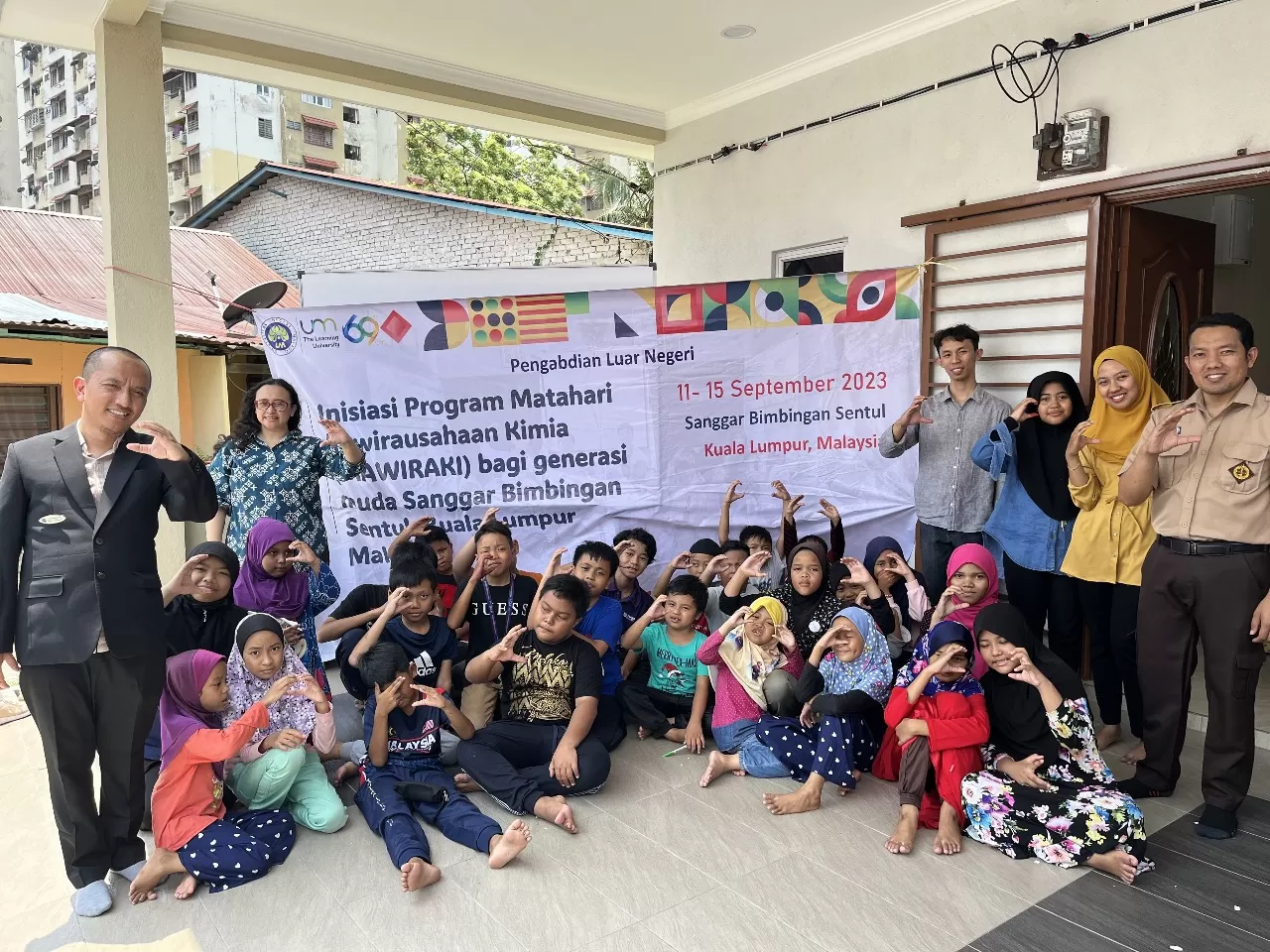 TOTALITAS: Tim PKM-LN UM setelah memberikan materi wirausaha kepada anak-anak pekerja migran Indonesia di Malaysia. (Departemen Kimia for Radar Malang)