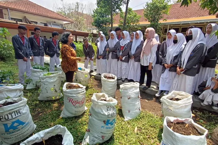 Siswa SMA Nasional Malang menerima edukasi soal pengelolaan sampah
