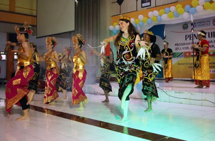 Mahasiswi asing memakai baju adat nusantara dan menari di Universitas Negeri Malang (Darmono/Radar Malang)