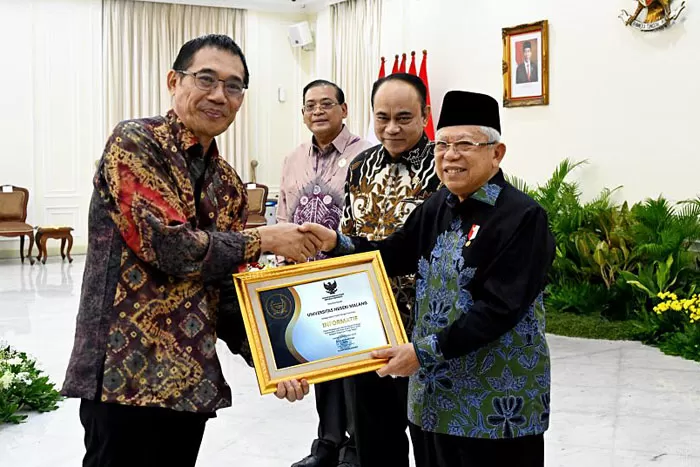 Wapres RI Prof Dr KH Ma&rsquo;ruf Amin memberikan sertifikat penghargaan kepada Rektor UM Prof Dr Hariyono, MPd di Istana Wakil Presiden RI (UM for Radar Malang)