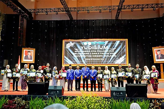 Rektor UM, Prof. Dr. Hariyono, M.Pd memberikan ucapan selamat kepada 16 lulusan PPG terbaik Kemdikbudristek gelombang 1 dan 2 angkatan 2022 (UM FOR RADAR MALANG)
