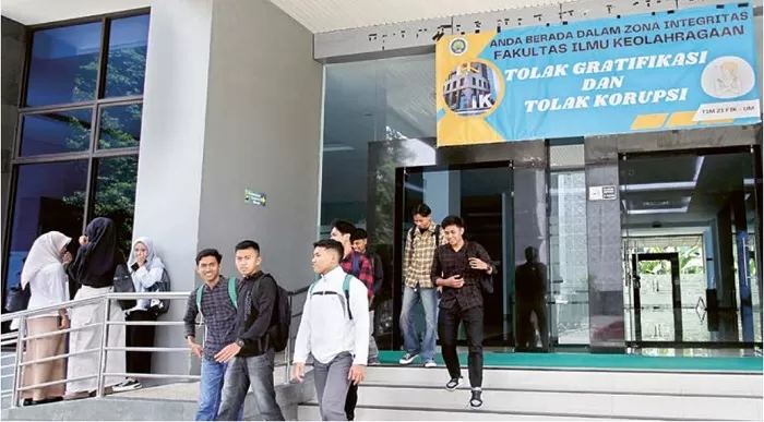 TUJUH GOLONGAN UKT: Beberapa mahasiswa Fakultas Ilmu Keolahragaan (FIK) Universitas Negeri Malang (UM) selesai menjalani perkuliahan kemarin siang (Satria Cahyono/Radar Malang)