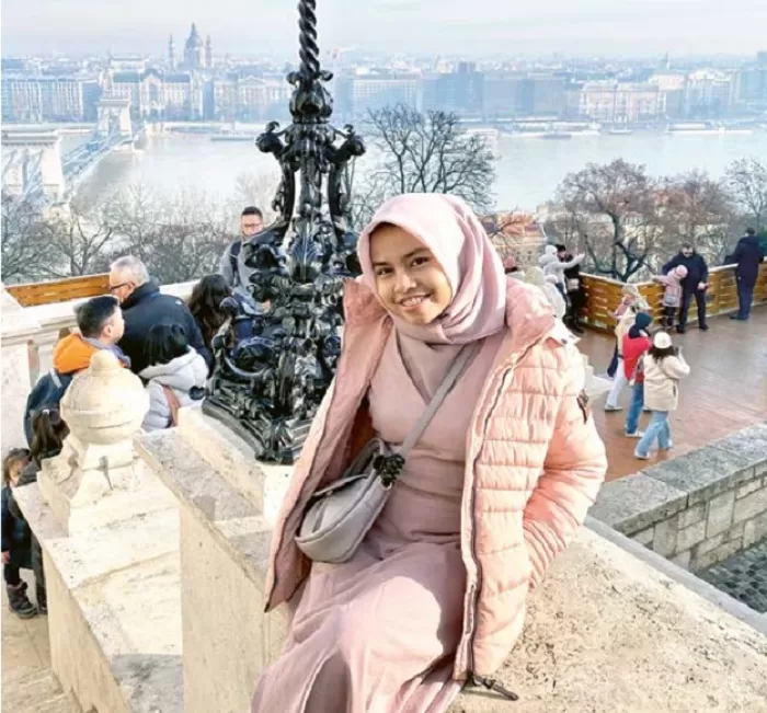 MENGISI HARI LIBUR: Susmitha Nurzaini menikmati keindahan kota Wina, Austria. Dia menempuh jarak 85,7 kilometer dari tempat tinggalnya di Kota Gloggnitz. (Susmitha Nurzaini for radar malang)