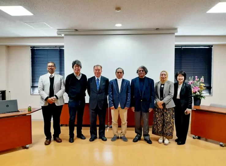 Wakil Dekan III FEB UM, Prof. Dr. Imam Mukhlis, S.E., M.M. dengan para Pemateri Seminar Internasional di Universitas Saga Jepang.
