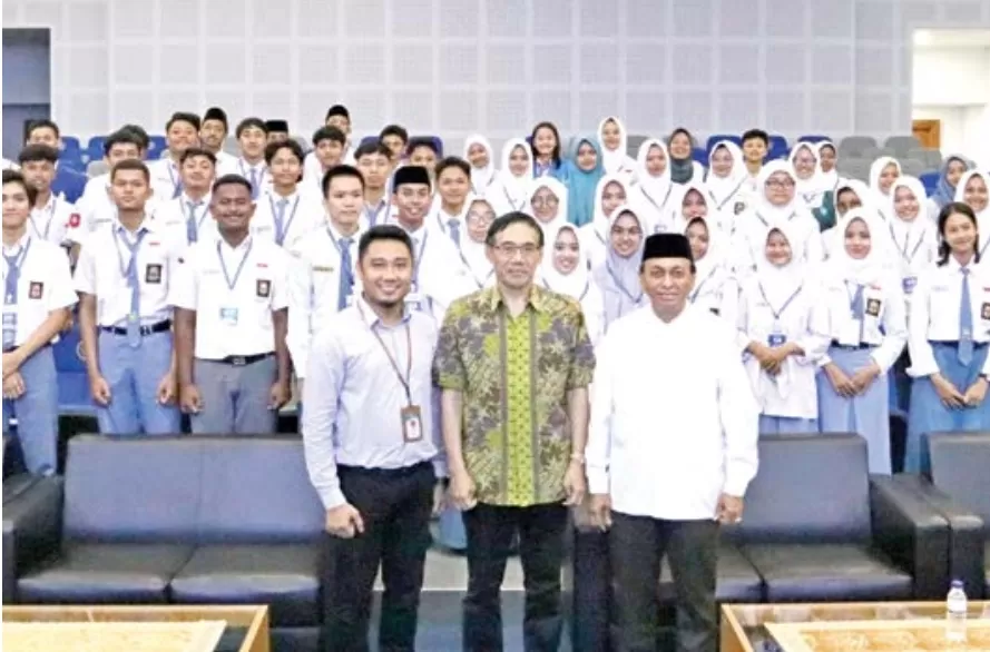 Rektor UM Prof Dr Hariyono MPd (depan, tengah) berfoto bersama dengan 60 pelajar peraih golden ticket UM jalur mandiri prestasi di Aula lantai 9 GKB A20 Jumat (19/4) lalu. (Humas UM For Radar Malang)