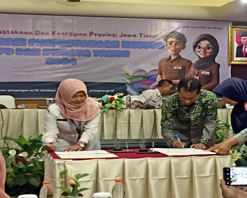Dekan FV UM, Dr. Muladi, S.T., M.T. (kanan) menandatangani Komitmen Bersama dengan Dinas Perpustakaan dan Kearsipan Provinsi Jawa Timur