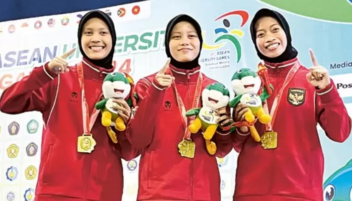 CHAMPION: Dari kiri, Wita Carissa Amelia, Qonit Fildza Maizura, dan Shelsa Odilia Rachman, menerima medali emas cabang olah raga pencak silat beregu putri ASEAN University Games (AUG) 2024 