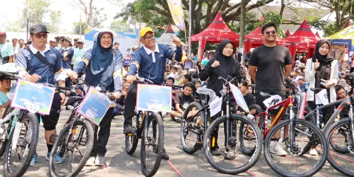 Peserta meraih doorprize menarik dalam acara jalan sehat UM perayaan Lustrum XIV Dies Natalis ke 70th. (um.ac.id)